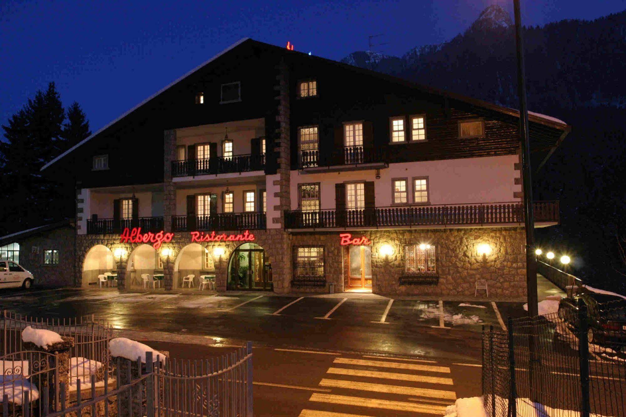 Hotel Des Alpes Кастионе дела Презолана Екстериор снимка